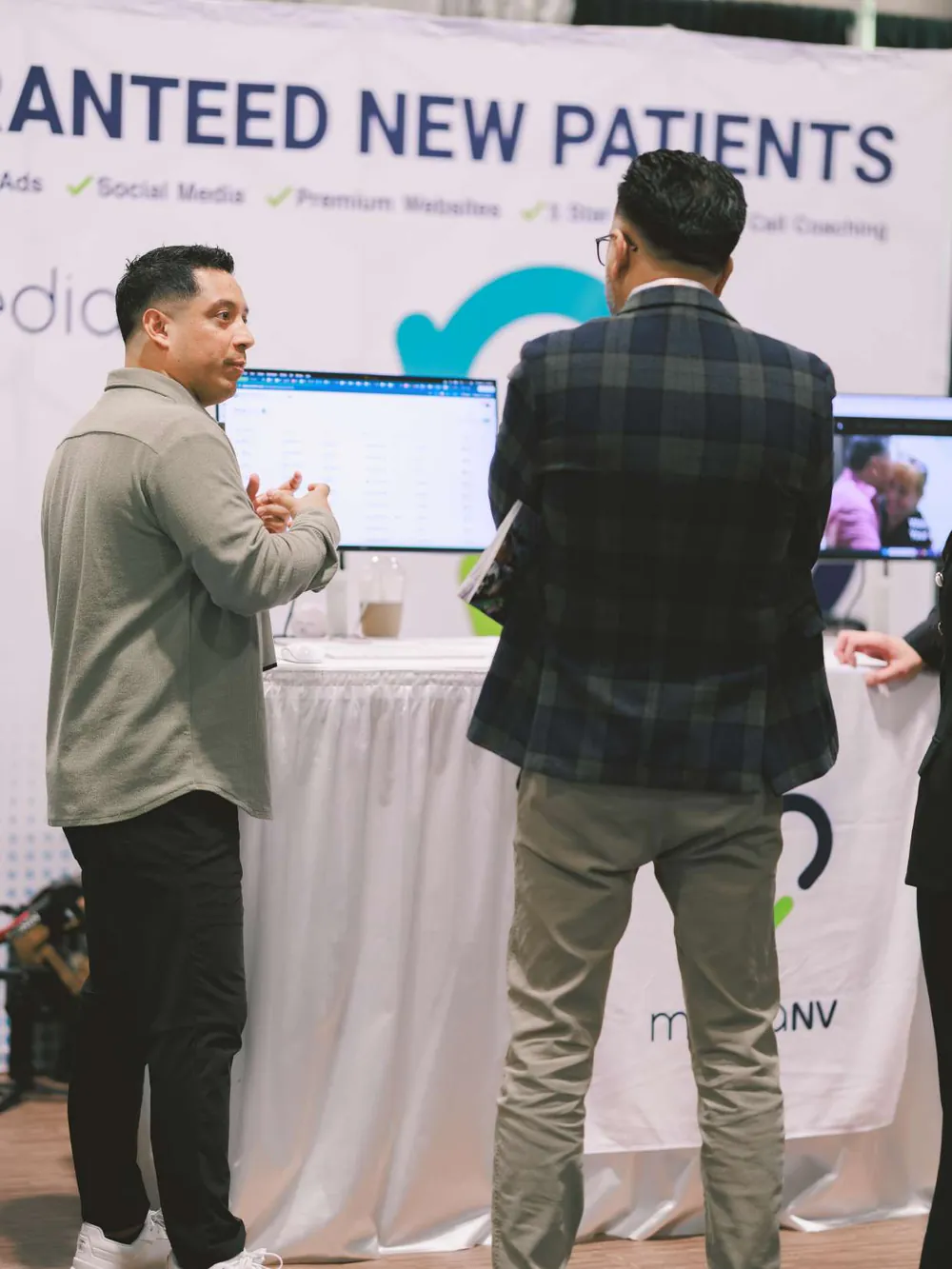 Attendee watching a live demo screen at the MediaNV booth